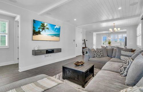 Bayview Pointe - Luxury home with heated pool! Near Anna Maria isle! - Photo 3