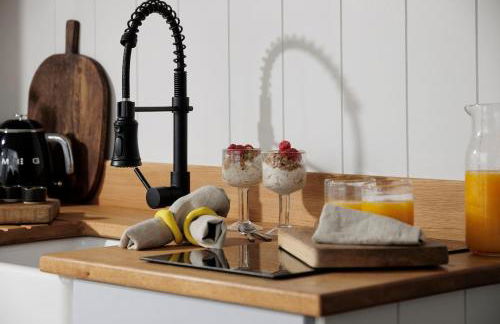 Luxury Shepherd hut with hot tub - Photo 3