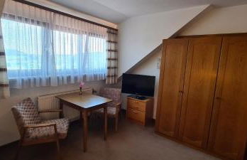 Doppelzimmer Bergblick mit 2 Einzelbetten - Pension Hauber - Foto 7