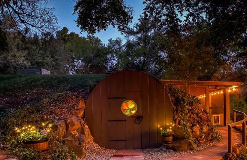 Myrinn-Hobbit Cottage on the Creek Storybook Stay - Foto 44