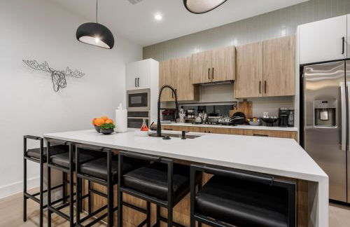 New Modern Dallas Skyline Rooftop Firepit and a Garage - Foto 26