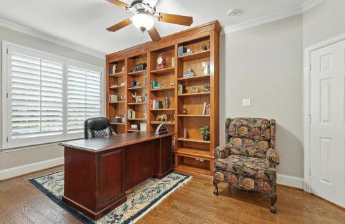 Lewisville Luxe Pool Getaway - Patio BBQ TV Room - Foto 5