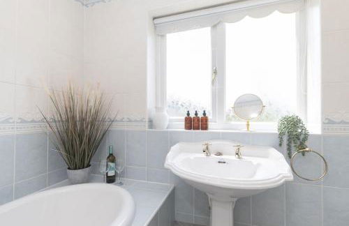 Peaceful 3-Bed Cottage in Eastington, near Stonehouse - Photo 23