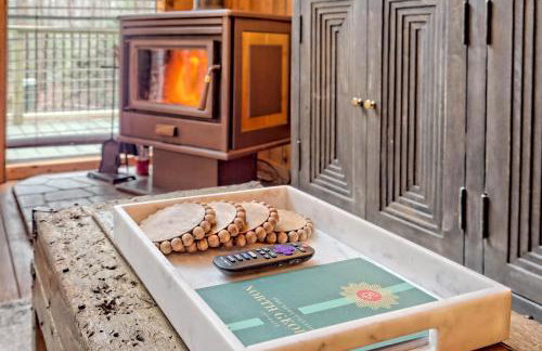 Waterfront A-Frame Cabin w Hot Tub, Outdoor Kitchen, Firepit Near Hiking & ATV Trails - 10 mins to Helen, GA - Foto 8