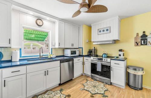 Visit Nonna's Beach Cottage & Enjoy the Sunshine with a Short Walk to the Beach! - Foto 9