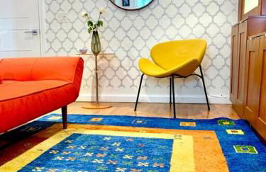 Live in this iconic East Side lower level unit - Foto 13