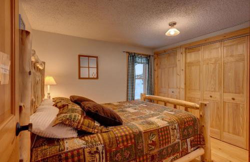 Secluded 2BR Cabin w Hot Tub, Pond, Trails, WiFi - Foto 12