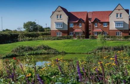 Three-bedroom modern family home by the pond with free parking - Photo 52