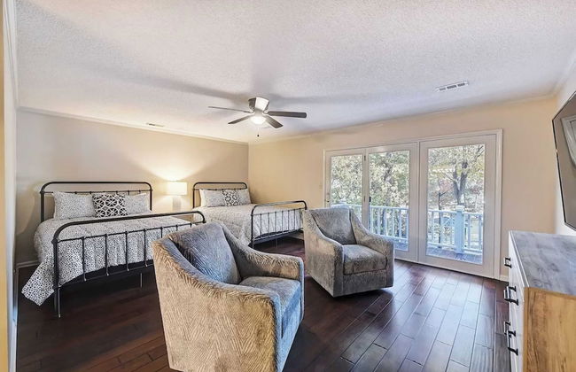 Lakefront Home Private Dock, Tiki Bar, Firepit Shore to Please by Avantstay - Foto 38