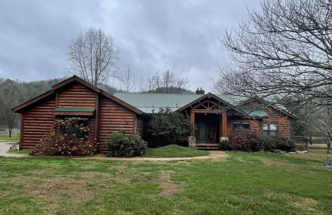 Deluxe log cabin! Pet and motorcycle friendly - enjoy nature with family and friends! 3 Bedroom Cabin by RedAwning - Foto 29