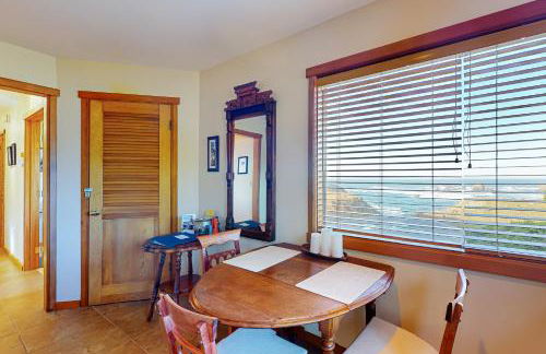 Oceanfront Retreat Close to Activities & the Beach - Photo 8