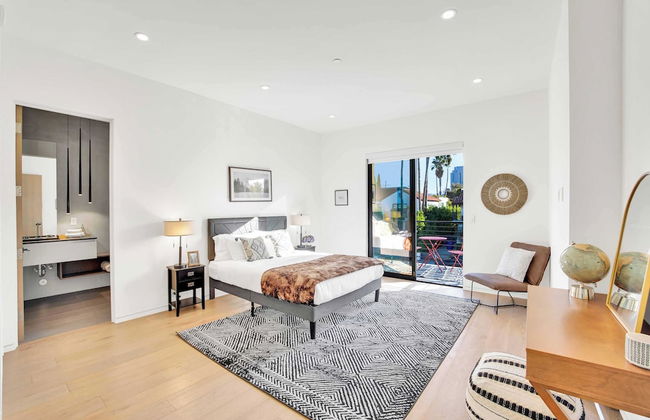 LA Villa by Avantstay Walk to The Grove LA - Photo 24