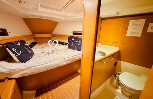 Sleep aboard a modern sailboat in Oeiras - Foto 8