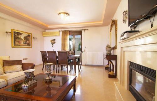 Elena Villa, an Authentic Retreat with Private Pool, By ThinkVilla - Foto 15