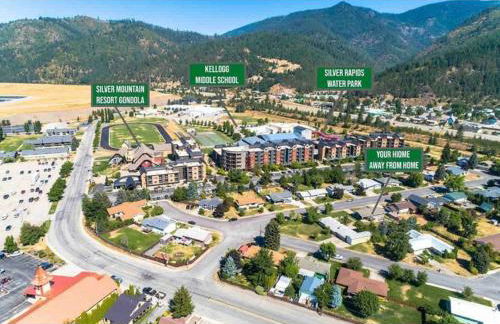 Photo Op with Sasquatch 2 min to walk Silver Mtn - Foto 3