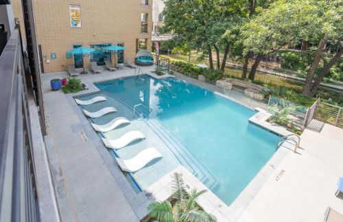 Riverwalk and Pool view Apt with King bed Infinity Pool Gym Free Parking - Foto 12