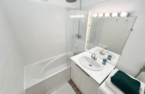 Sunny Flat, parking & RER C and H - Foto 22