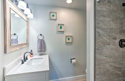 Lakeside Lacey Gem with Sauna and Private Dock - Foto 35