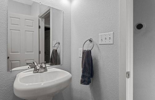 Spacious 4BR Home with Pool, Hot Tub & Games - Foto 28