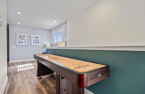 Epic Playhouse Getaway - Castle & Superhero Bunks Theater Private Pool No Rear Neighbors - Foto 19