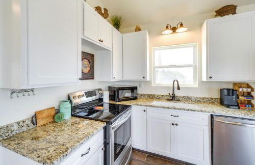 Center Point Countryside Cottage with Deck, Grill! - Photo 9