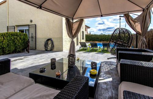 Catalunya Casas Unique Costa Brava Abode with train access to BCN - Foto 40
