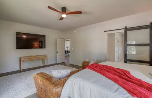 6BR Lakefront Private Dock & Bonfire Sleeps 12 - Foto 16