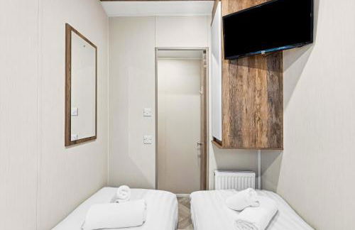 Harbour View at Avocet Crescent - Luxury Lodge with Hot Tub - Hayling Island - Mill Rythe Holiday Village - Photo 10