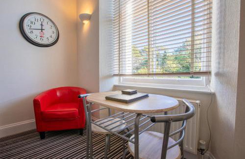 Cosy Flat in Victorian Villa- Parking & Garden - Photo 4