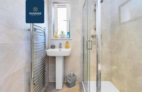 MUIRTON HOUSE - INVOICE and REDUCED PRICE only via SUNRISE SHORT LETS DUNDEE, 4 Bed House, 4 Car Parking, 2 Baths, 5 Smart TVs, Fully Equipped Kitchen, Large Dining and Living Space, Rear Garden, Free WiFi, and ONLY 9 Mins to STANNERGATE Ports - Foto 10