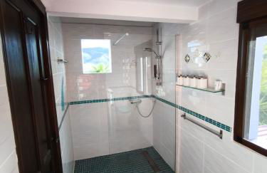 Künstlerhaus Finca Madreselva mit atemberaubenden Weitblick mit Infinitypool, kleinen Teichen und vielen Sitzplätzen in Tolox Malaga im Nationalpark Sierra de las Nieves, ideal für Entspannung, aber auch zum Wandern - Foto 23