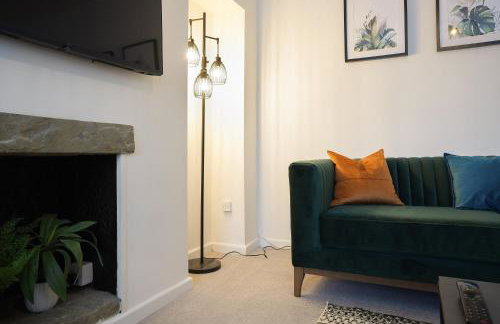 The Lodge - comfortable, stylish, 3 bedroom home with 3-6 beds near Utilita Arena - free parking - Photo 6