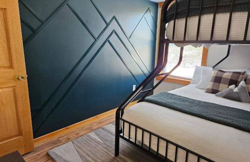 The Chalet - Spacious 7 bedroom near Sugarloaf, on Snowmobile and UTV trails, Hiking, Golf and Flagstaff Lake across the street - Foto 44