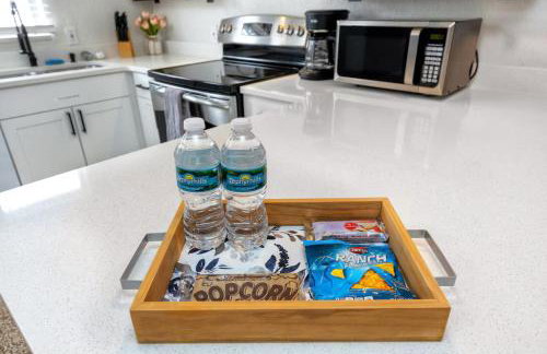 1 Block to Downtown - 7 min to beach - King bed & Free parking - Foto 17