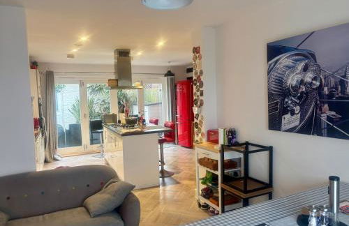 4 bed Townhouse with spectacular views 4 miles from Cardiff 10min drive or train journey to city centre - Photo 5