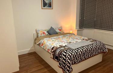 Lovely Hillingdon Family Holiday Home - 6 bedrooms - Foto 1