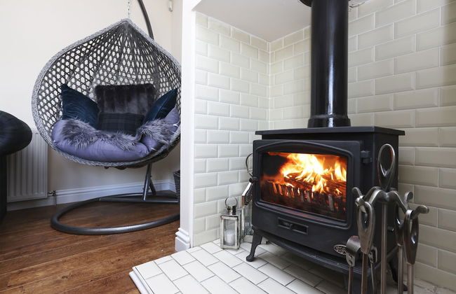 JOIVY Greenknowes Lodge With Hot Tub And Wood Burning Stove - Foto 30