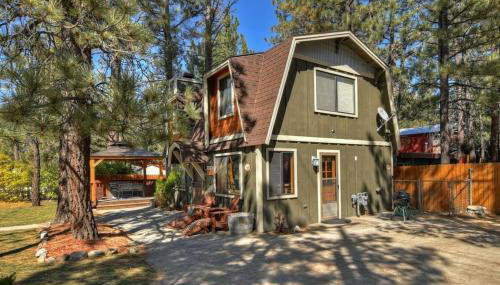 88 Acres Cottage in Big Bear w HotTub & Fireplace - Foto 3