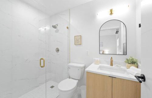 M Lake Worth Beach - Modern Villas Near West Palm Beach, Chic Retro Vibes, King Bed, Cozy Backyard, BBQ, Workspace, High-Speed Internet, Free Parking, 5 Minutes to Downtown & Beach - Foto 19