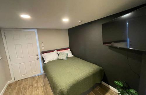 New Midtown Studio with Full Kitchen (Unit C) - Foto 27