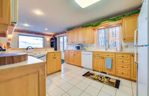 17 Mi to Skiing! Lake-View Michigan Home with Deck - Foto 8