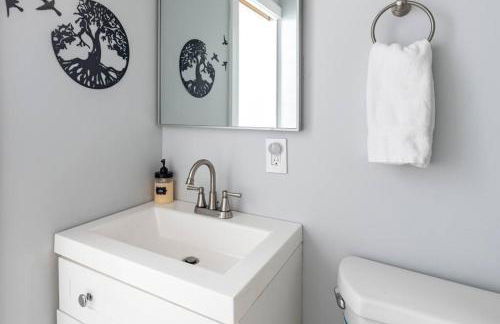 OTR, QUEEN Bed, 50in TV, Workspace, Near Lightrail - Foto 6