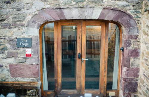 St Davids Hideaway with Roll-top Bath & Log Burner - Photo 5