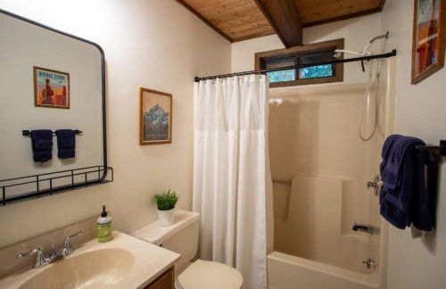 Hot Tub & Fire Pit: Cozy Pines Chalet in Poconos - Foto 20