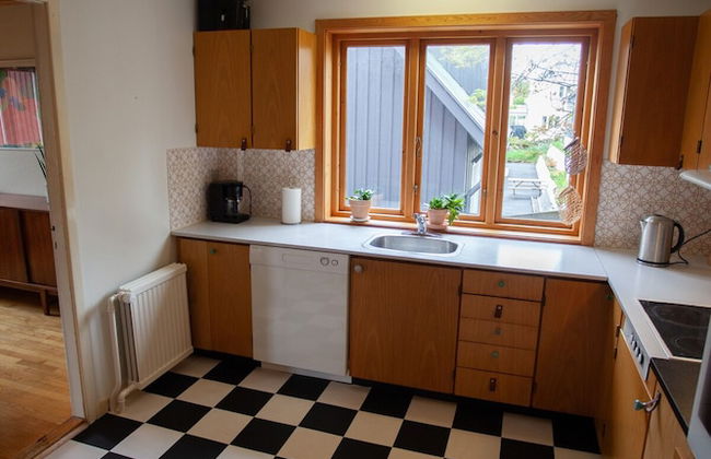 3 Storey 5 Bedroom, 3 Bathroom House in the Center of Tórshavn - Photo 13