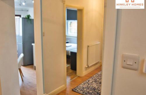 Centrally Tucked Away Private 4bed - Free parking! By Hinkley Homes Short Lets & Serviced Accommodation - Foto 9