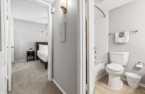 Upscale 1BR with Pool, Gym, and Modern Touches - Foto 7