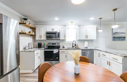 Renovated house close to Dtown Durham w king bed - Photo 15