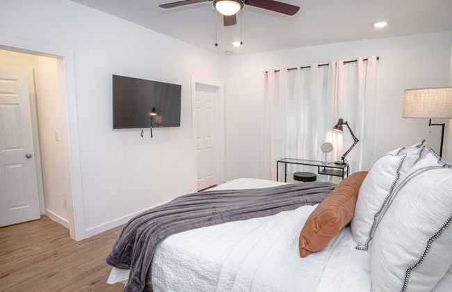 Huge Remodeled 5BR 4BA House Sleeps 20 Downtown - Photo 2