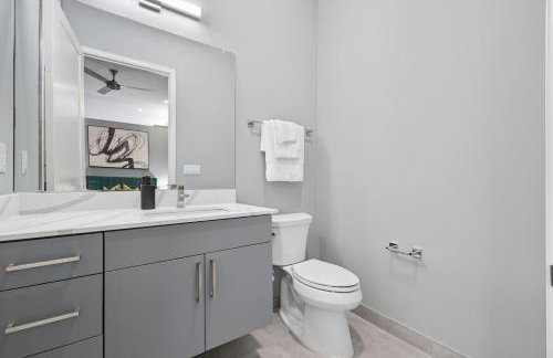 Skyline VIEWS, 5 mins to Downtown, Free Parking - Photo 20